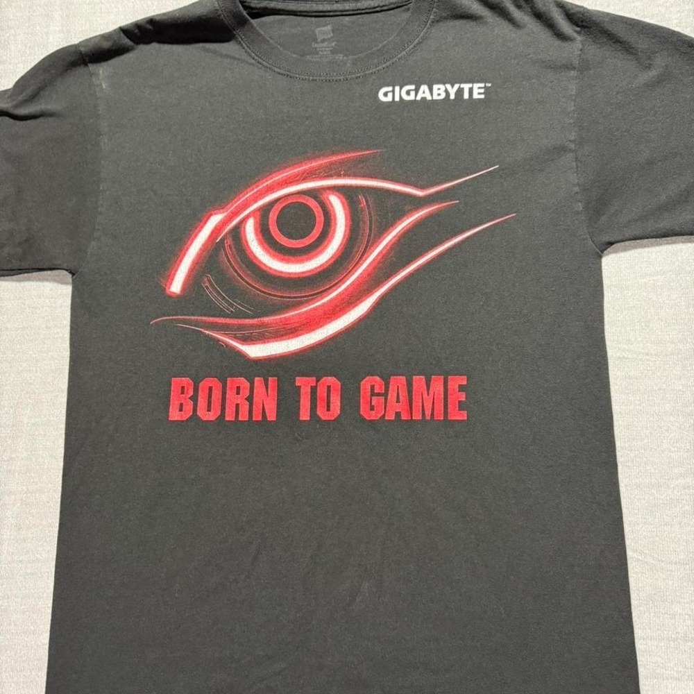 Gigabyte Born to Game Black and Red Gaming Graphic medium‎ t-shirt eye design